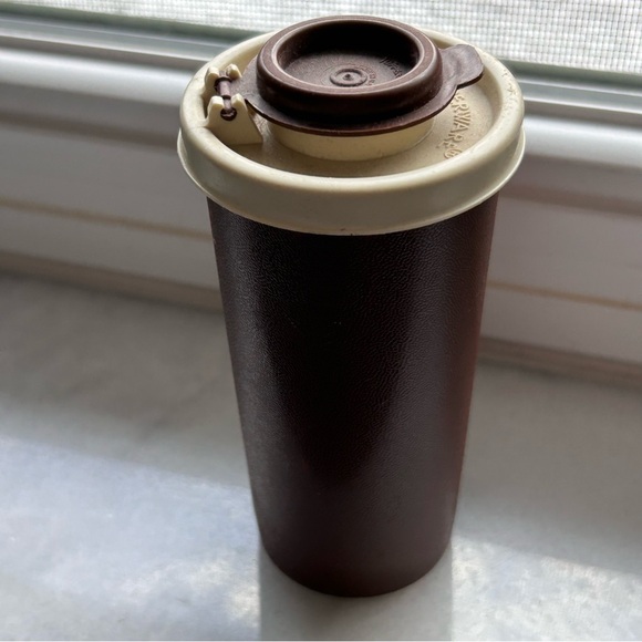 2 Tupperware Shakers - Picture 1 of 6